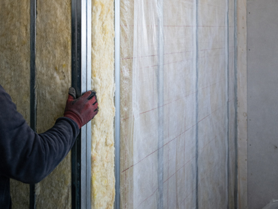 Внутреннее утепление угловой стены с пароизоляцией внутреннее утепление угловой стены с монтажом утеплителя и пароизоляции