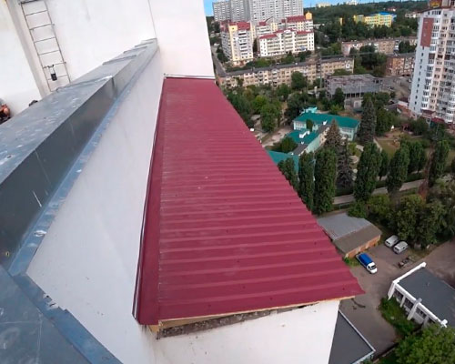Установка даху на балкон останнього поверху